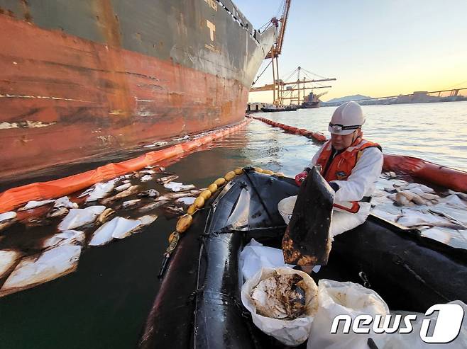 광양 하포일반부두의 사고선박 주변에서 유흡착포를 이용해 기름제거 작업을 벌이고 있다(여수해경 제공)2021.9.23/© 뉴스1