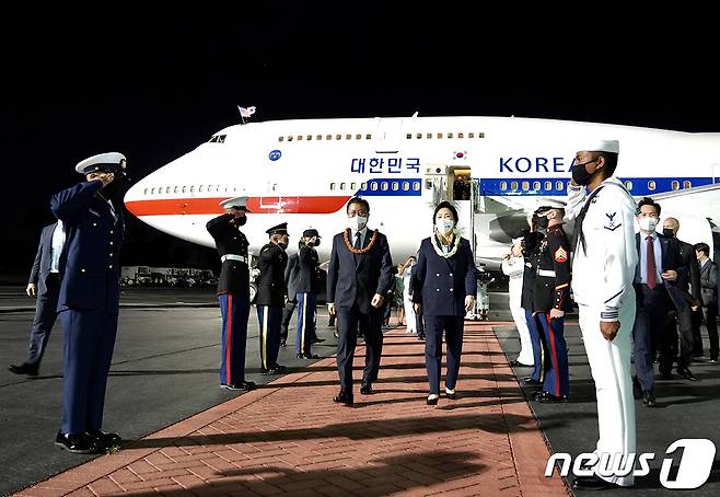한미 유해 상호 인수를 위해 미국 하와이를 방문한 문재인 대통령과 김정숙 여사가 21일(현지시각) 하와이 히캄 공군기지에 도착해 차량으로 이동하고 있다. (청와대 제공) 2021.9.22/뉴스1