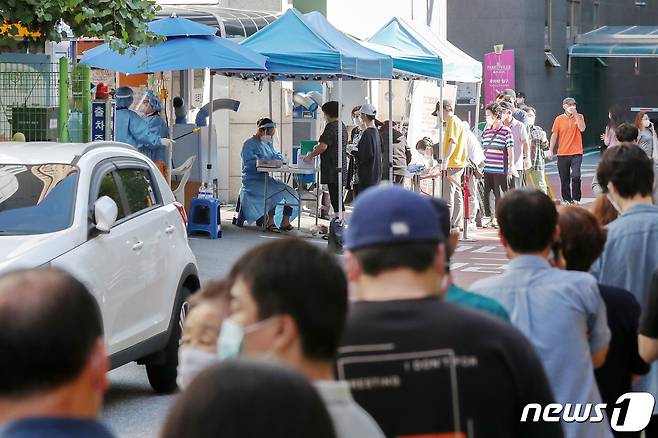 23일 서울 구로구보건소 선별진료소에서 시민들이 검사를 받기 위해 줄을 서 있다. 2021.9.23/뉴스1 © News1 민경석 기자
