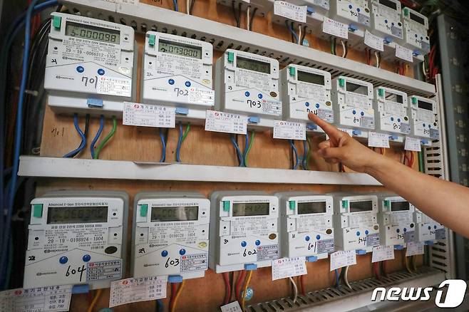 오는 10월 1일부터 전기요금이 1kWh당 3원 오른다. 2013년 11월 이후 8년만의 인상으로, 4인가족 기준으로 월 1050원이 오르는 셈이다. . 23일 서울의 한 다세대주택에서 관리인이 전기 계량기를 살펴보고 있다. 2021.9.23/뉴스1 © News1 민경석 기자