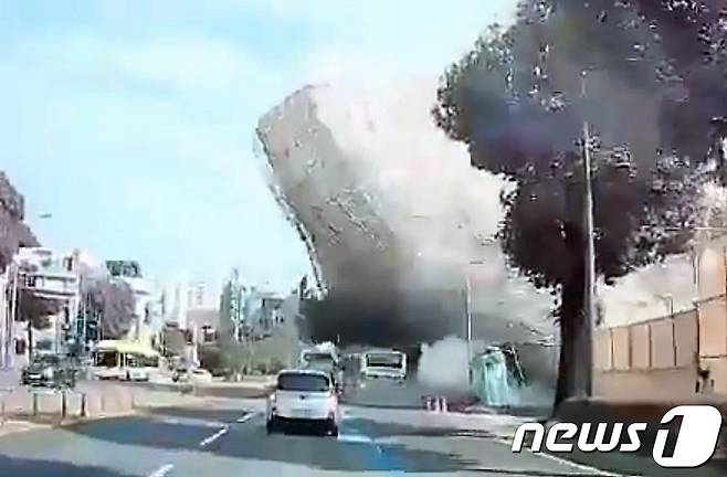 6월 9일 오후 4시 22분쯤 광주 동구 학동 학4구역 재개발 현장에서 철거 공사 중이던 5층 건물이 도로 쪽으로 무너지며 지나가던 시내버스를 덮치고 있다. 이 사고로 시내버스에 탄 탑승객 9명이 숨지고 8명이 중상을 입었다. (차량 블랙박스 동영상 캡처).2021.6.9/뉴스1 © News1 황희규 기자