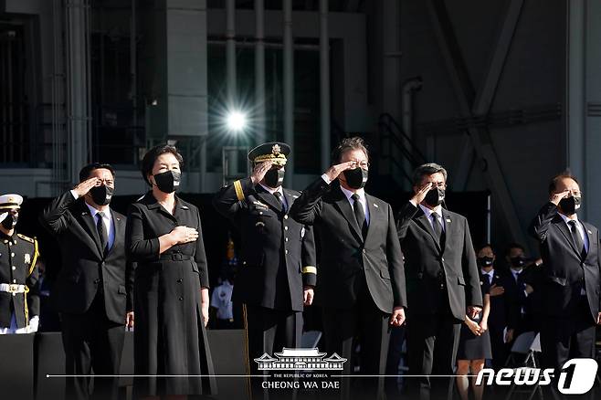 문재인 대통령이 22일(현지시간) 미국 하와이 호놀룰루 히캄 공군기지에서 열린 한미 유해 상호 인수식에서 공군1호기로 봉송되는 유해를 향해 경례하고 있다.(청와대 페이스북)2021.9.23/뉴스1