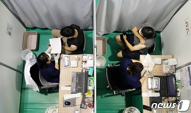 23일 오전 서울 서대문구 북아현문화체육센터에 마련된 신종 코로나바이러스 감염증(코로나19) 백신 예방 접종센터에서 접종 후 이상반응 모니터링실에서 대기하고 있는 시민들의 모습. 2021.9.23/뉴스1 © News1 김진환 기자