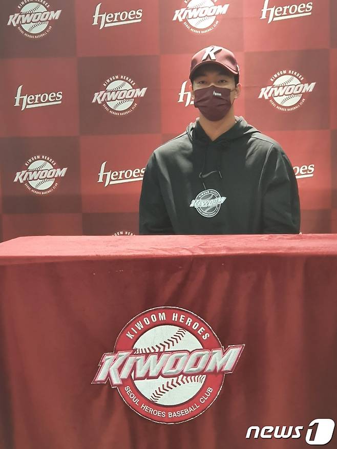 방역 수칙 위반 후 복귀한 키움 히어로즈 안우진이 23일 NC 다이노스전 경기 후 취재진과 인터뷰하고 있다.© 뉴스1