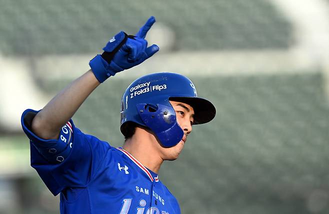 22일 부산 사직야구장에서 '2021 신한은행 SOL KBO리그' 롯데 자이언츠와 삼성 라이온즈의 경기가 열렸다. 7회초 무사에서 삼성 구자욱이 솔로 홈런을 쏘아 올린 뒤 세리머니를 펼치고 있다. 구자욱은 이날 홈런으로 20홈런 20도루를 기록했다. 사진제공=삼성 라이온즈