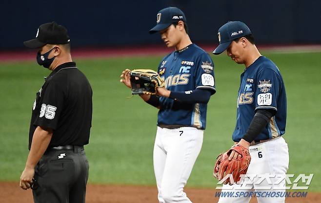 2021 KBO리그 키움 히어로즈와 NC 다이노스의 경기가 23일 고척스카이돔에서 열렸다. 3회말 1사 1,3루 키움 김혜성의 타구를 처리하지 못한 NC 2루수 정현이 아쉬워하고 있다. 고척=박재만 기자 pjm@sportschosun.com/2021.09.23/