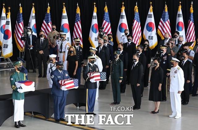 문재인 대통령과 김정숙 여사가 22일(현지시간) 미국 히캄 공군기지 19번 격납고에서 열린 한미 유해 상호 인수식에 참석해 있다. /호놀룰루=뉴시스