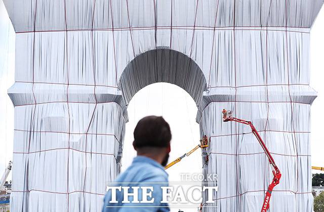 개선문 보수공사는 아닙니다.