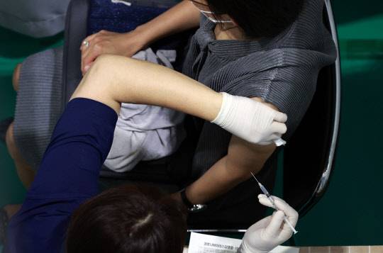 23일 서울 서대문구 북아현문화체육센터에 마련된 코로나19 백신접종센터를 찾은 시민들이 백신 접종을 하고 있다. 연합뉴스.