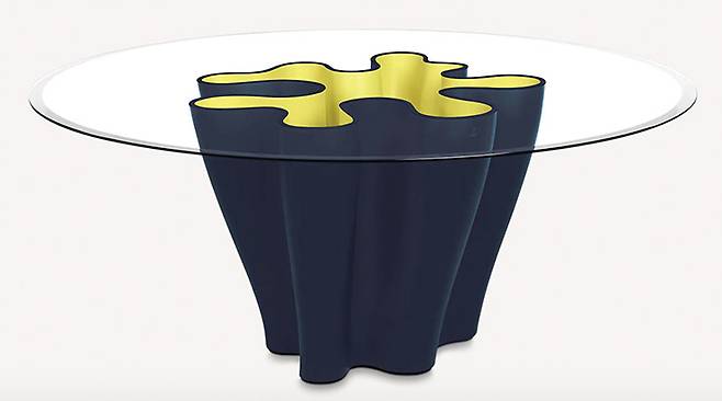 아틀리에 비아게티의 아네모나 테이블. 물결 모양의 유기적인 곡선과 모난 곳 없이 둥근 형태감, ‘쨍’한 색채 대비가 어우러져 집 안에 강렬한 인상을 더해준다.