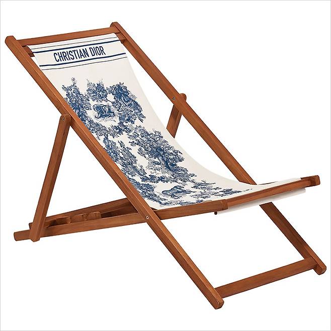 목가적인 라이프스타일에 대한 찬사. 마리아 그라치아 치우리가 디자인한 여름용 옷장에서 영감을 받은 덱 체어.