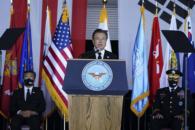 문재인 대통령이 22일(현지시각) 미국 히캄 공군기지 19번 격납고에서 열린 한미 유해 상호 인수식에서 추모사를 하고 있다. 연합뉴스