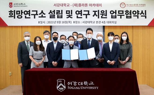 (사진 왼쪽부터) 김길선 기획처장, 김향숙 심리학과장, 김영수 사회과학부학장, 나진경 교수, 조성택 학술위원장, 심종혁 총장, 정현식 산학협력단장, 송태경 교학부총장, 최창원 이사장, 김순기 대외부총장, 김진형 교수, 정옥현 대외교류처장, 석혜원 교수