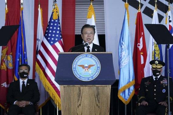 [호놀룰루=뉴시스] 김진아 기자 = 문재인 대통령이 22일(현지시간) 미국 히캄 공군기지 19번 격납고에서 열린 한미 유해 상호 인수식에서 추모사를 하고 있다. 2021.09.23. bluesoda@newsis.com <저작권자ⓒ 공감언론 뉴시스통신사. 무단전재-재배포 금지.> /사진=뉴시스화상