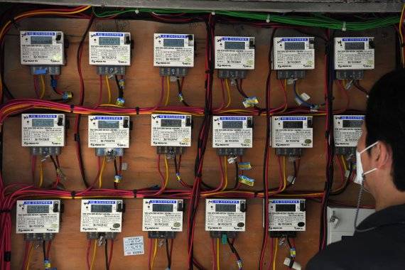 한국전력공사가 4분기 전기요금을 ㎾h당 3원 인상을 발표한 23일 서울의 한 오피스텔에 설치된 전력계량기가 돌아가고 있다. 전기료가 오른 것은 지난 2013년 11월 이후 약 8년 만이다. 사진=김범석 기자