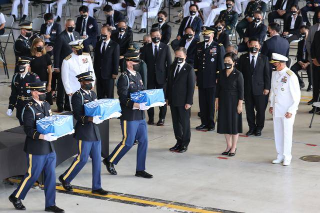 문재인 대통령과 김정숙 여사가 참석한 가운데 22일(현지시각) 미국 히캄 공군기지 19번 격납고에서 열린 한미 유해 상호 인수식에서 의장병이 유해를 항공기로 운구하고 있다. 연합뉴스