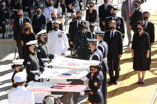 문재인 대통령과 김정숙 여사가 22일(현지시간) 미국 히캄 공군기지 19번 격납고에서 열린 한미 유해 상호 인수식에서 유해 관포 교체를 지켜보고 있다. 뉴시스