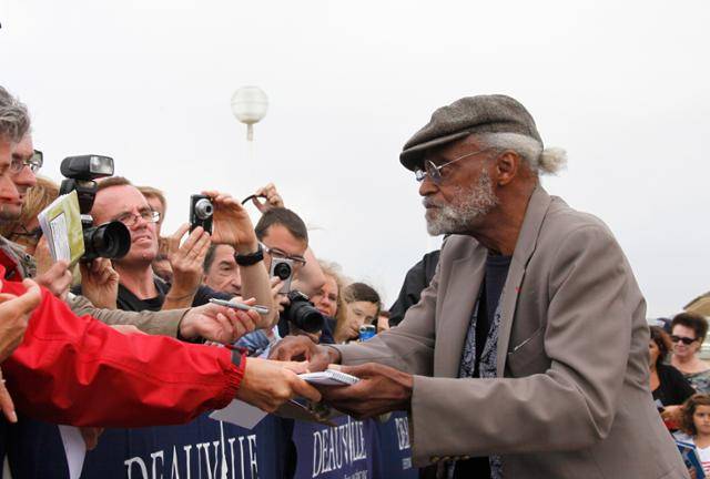 흑인 영화계의 대부 멜빈 반 피블스가 2012년 9월 프랑스 노르망디에서 열린 제38회 미국 영화제에서 팬들에게 사인해 주고 있다. AP 연합뉴스