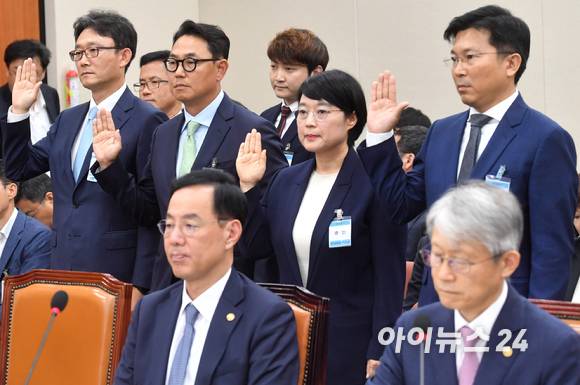 여민수 카카오 공동대표(왼쪽 세번째)와 한성숙 네이버 대표(오른쪽 두번째) 등 일반증인들이 2019년 10월 2일 과학기술정보통신부에 대한 국정감사에 출석해 증인선서를 하고 있는 모습.