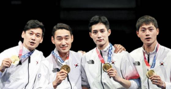 도쿄올림픽 펜싱 남자 사브르에서 금메달을 목에 건 구본길·김정환·김준호·오상욱(왼쪽부터). [뉴스1]