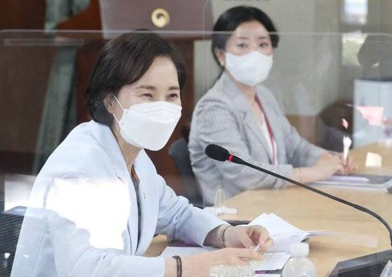 유은혜 사회부총리 겸 교육부 장관(왼쪽)이 15일 오후 세종시 정부세종청사에서 열린 제2회 청년의 날 기념 '부총리, 청년과의 대화'에서 인사말하고 있다. 연합뉴스