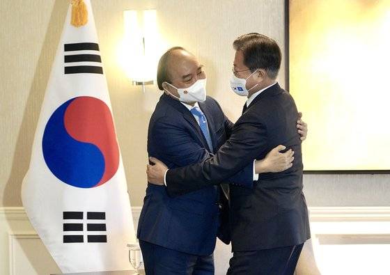 문재인 대통령이 21일(현지시각) 미국 뉴욕의 한 호텔에서 베트남 응우옌 쑤언 푹 베트남 국가주석과 인사하고 있다. 뉴스1