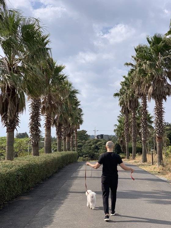 여신욱씨는 파이어족이 된 이후 아침마다 반려견과 산책하는 시간을 가장 행복한 순간으로 꼽았다. 사진 여신욱 제공.