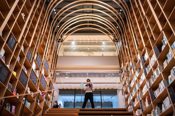 건축가 구마 겐고가 설계한 문학관 내부. 지하 1층에서 지상 2층까지 서가가 이어진다. [AFP=연합뉴스]