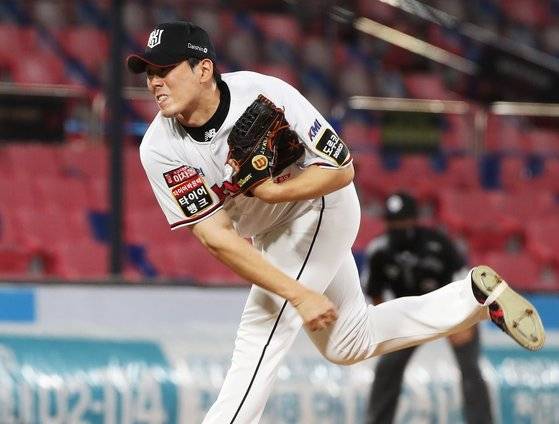 KT 구단 역사상 최초로 통산 100세이브 고지를 밟은 김재윤 [연합뉴스]