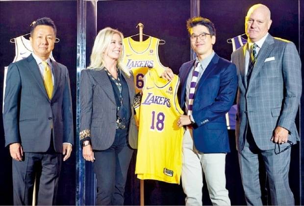 이선호 CJ제일제당 글로벌비즈니스 담당이 지니 버스 LA레이커스 구단주와 비비고 로고가 새겨진 새 유니폼을 공개하고 있다. 왼쪽부터 경욱호 CJ제일제당 부사장, 버스 구단주, 이 담당, 팀 해리스 LA레이커스 최고경영자. /CJ제일제당 제공