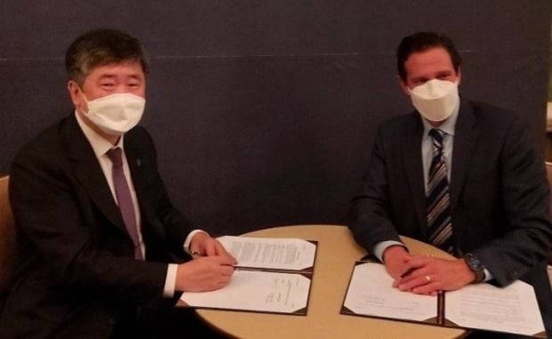 왼쪽부터 조양제 아이진 기술총괄대표, 살바토레 러셀로 뉴잉글랜드바이오랩스 이사.