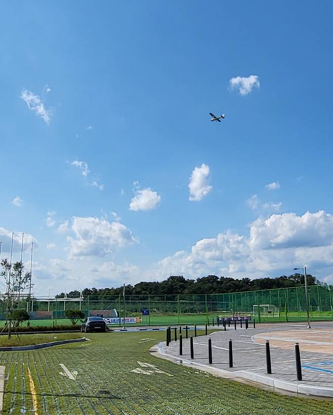 비행기 한 대가 지난 22일 오후 충북 청주시 청원구 내수읍 내수생활체육공원 상공을 지나가고 있다.