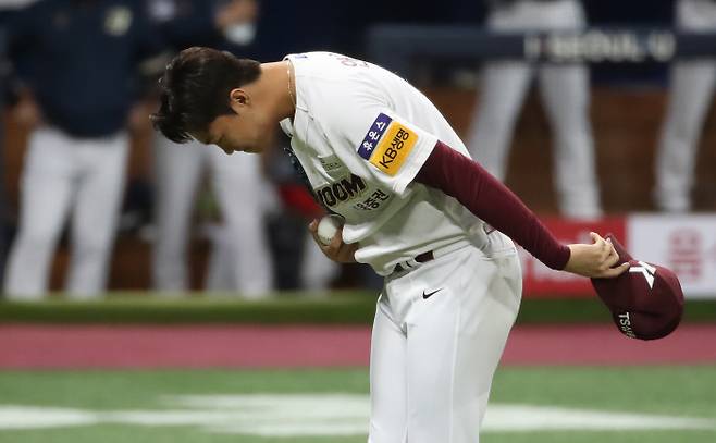 키움 안우진이 23일 고척스카이돔에서 열린 프로야구 NC와의 경기에서 4회초 양의지에게 몸에 맞는 볼을 던진 뒤 사과하고 있다. 연합뉴스