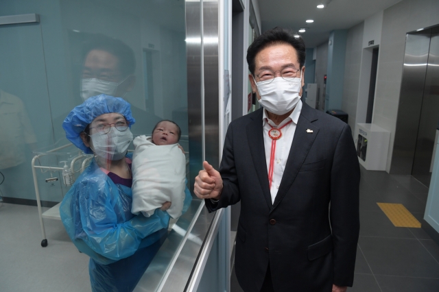 최기문 영천시장이 23일 영천제이병원을 방문해 100번째 아기 출생을 축하하고 있다.  영천시 제공