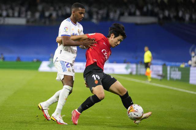 볼 키핑하는 이강인(오른쪽). AP연합뉴스