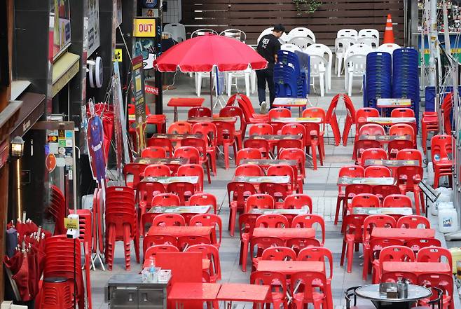 지난 8일 서울 중구 명동 한 음식점에서 영업 준비를 하고 있다. [사진 출처=연합뉴스]