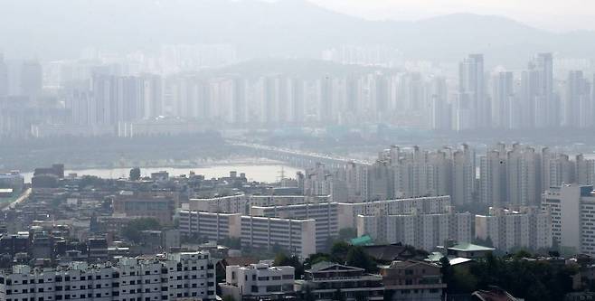 [서울=뉴시스] 고범준 기자 = 아파트값이 천정부지로 치솟으면서 불안한 흐름이 이어지고 있다. 수도권의 아파트값 상승률이 7주 연속 최고치를 유지, 상위 20% 주택가격이 사상 처음으로 평균 15억원을 넘어섰다. 한국부동산원에 따르면 9월 첫째 주(30일 기준) 서울의 아파트값은 0.21% 올라 높은 수준의 상승률을 기록했다고 밝혔다. 수도권 아파트 매수 심리가 더 강해지는 등 불안한 흐름이 이어지고 있다. 사진은 9일 서울 남산에서 바라본 아파트와 빌라 모습. 2021.09.09.