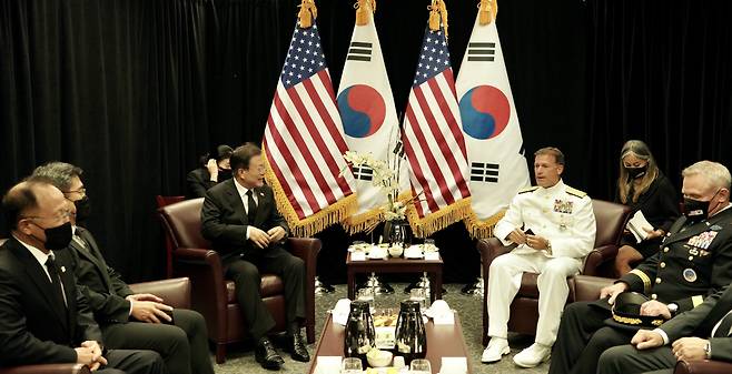 문재인 대통령이 22일(현지시각) 미국 히캄 공군기지 19번 격납고 회의실에서 아퀼리노 인도태평양사령관을 접견하고 있다. [연합]