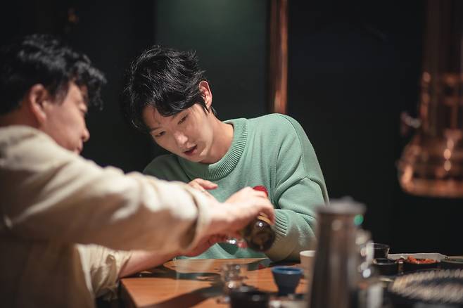 Back Spirit has released SteelSeries with actors Lee Joon-gi and Na Young-Seok PD.Back Spirit is a Netflix series in which Baek Jong-won meets people from various fields representing Korea and talks about everything and life about alcohol that he did not know about the theme of other Korean liquor every time.SteelSeries, which was released this time, focuses attention on the frank appearance of Baek Jong-won and guests who introduce and taste the traditional wine, which is unfamiliar but has a tradition and various charms, rather than soju and beer.In the third episode, various traditional wines that are good to drink alone or together are introduced.Baek Jong-won, who met actor Lee Joon-gi, will introduce and taste traditional wines that taste completely different according to raw materials and manufacturing methods, and will stimulate the five senses of viewers.In addition, in the third episode, you can meet not only the history and manufacturing method of traditional wine, but also the appearance of Baek Jong-won and Lee Joon-gi who talk comfortably with each other while drinking.In episode 4, Baek Jong-won and Na Young-Seok PD, who are sincere in makgeolli, visit the brewery and show a deep story about makgeolli.The appearance of Baek Jong-won and Na Young-seok, which enjoy various kinds of makgeolli using all senses such as vision, hearing, smell, and taste, stimulates the appetite of viewers.The two will raise the sympathy of viewers through the way they talk about the troubles that anyone has once done.