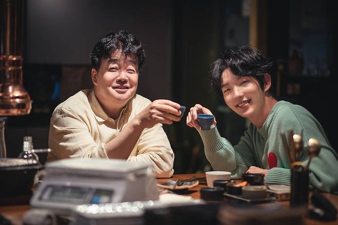 Back Spirit has released SteelSeries with actors Lee Joon-gi and Na Young-Seok PD.Back Spirit is a Netflix series in which Baek Jong-won meets people from various fields representing Korea and talks about everything and life about alcohol that he did not know about the theme of other Korean liquor every time.SteelSeries, which was released this time, focuses attention on the frank appearance of Baek Jong-won and guests who introduce and taste the traditional wine, which is unfamiliar but has a tradition and various charms, rather than soju and beer.In the third episode, various traditional wines that are good to drink alone or together are introduced.Baek Jong-won, who met actor Lee Joon-gi, will introduce and taste traditional wines that taste completely different according to raw materials and manufacturing methods, and will stimulate the five senses of viewers.In addition, in the third episode, you can meet not only the history and manufacturing method of traditional wine, but also the appearance of Baek Jong-won and Lee Joon-gi who talk comfortably with each other while drinking.In episode 4, Baek Jong-won and Na Young-Seok PD, who are sincere in makgeolli, visit the brewery and show a deep story about makgeolli.The appearance of Baek Jong-won and Na Young-seok, which enjoy various kinds of makgeolli using all senses such as vision, hearing, smell, and taste, stimulates the appetite of viewers.The two will raise the sympathy of viewers through the way they talk about the troubles that anyone has once done.