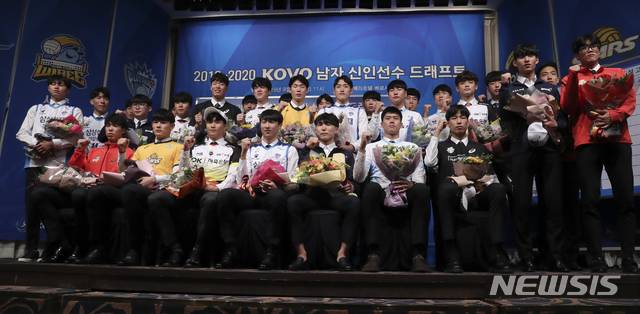 【서울=뉴시스】최진석 기자 = 16일 서울 강남구 청담동 리베라호텔에서 열린 2019~2020 KOVO 남자 신인선수 드래프트에서 프로팀에 지명된 선수들이 기념촬영하고 있다. 2019.09.16. myjs@newsis.com