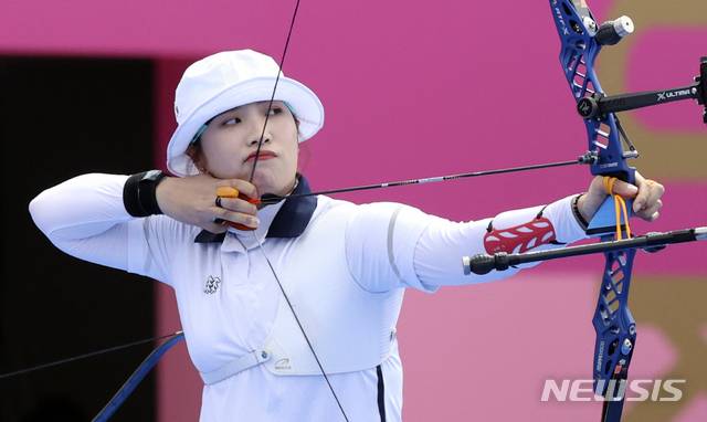 [도쿄(일본)=뉴시스] 최진석 기자 = 대한민국 양궁 대표팀 장민희가 25일 오후 일본 도쿄 유메노시마 양궁장에서 열린 2020 도쿄올림픽 양궁 여자단체전 8강전에 출전해 활을 쏘고 있다. 2021.07.25. myjs@newsis.com