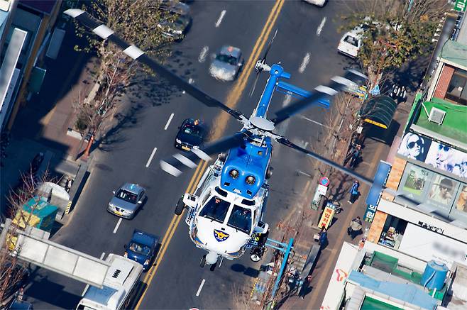 [제주=뉴시스] 추석 연휴 기간 제주 도내 주요 도로를 정찰하는 제주경찰청 소속 헬기 모습. (사진=제주경찰청 제공) photo@newsis.com *재판매 및 DB 금지