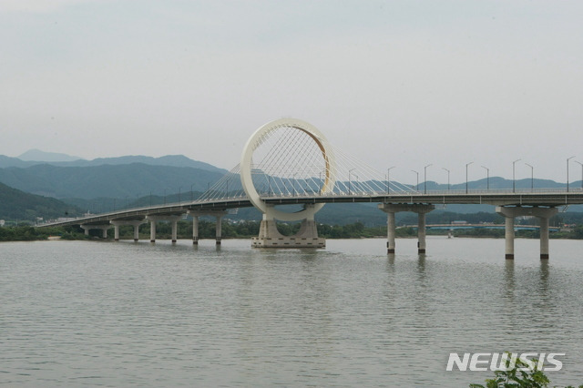 춘천 시내와 중도를 잇는유일한 교통로인 춘천대교. 서면대교는 반대쪽에 지어질 예정이다. (사진=뉴시스 DB)