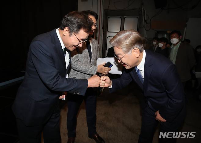[대구=뉴시스] 이무열 기자 = 이재명 더불어민주당 대선 경선 후보가 7일 오후 대구 수성구 TBC에서 열린 제20대 대통령선거 경선 후보 토론회에 앞서 이낙연 후보와 주먹인사를 하고 있다. 2021.09.07. lmy@newsis.com