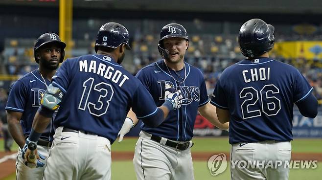 23일(한국 시각) 토론토와 홈 경기에서 3회 빅이닝 때 득점한 최지만(오른쪽)이 동료들과 기뻐하는 모습. AP=연합뉴스