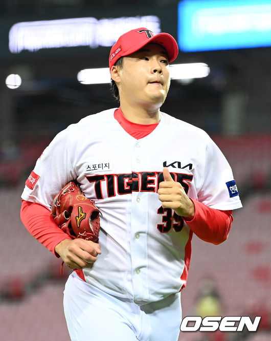 KIA 타이거즈 한승혁이 투구를 마치고 더그아웃으로 들어가고 있다./OSEN DB