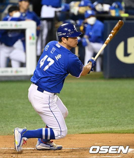 [OSEN=잠실, 이대선 기자] 23일 오후 서울 잠실야구장에서 ’2021 신한은행 SOL KBO 리그' LG 트윈스와 삼성 라이온즈의 경기가 열렸다. 4회초 무사 2루에서 삼성 강민호가 우전 적시타를 치고 있다. 2021.09.23 /sunday@osen.co.kr