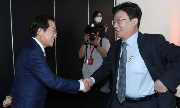 지난 9일 서울 금천구 즐스튜디오에서 열린 국민의힘 대통령선거 경선 후보 ‘국민 시그널’ 공개면접에&nbsp;참여한 홍준표 의원(왼쪽)이 먼저 치른 유승민 전 의원과 반갑게 인사를 나누고 있다. 뉴스1