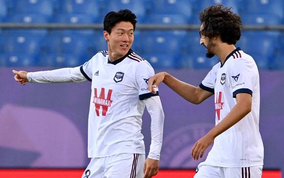 보르도의 황의조(왼쪽)가 22일(현지시간) 프랑스 몽펠리에의 스타드 드 라 모송에서 열린 프랑스 프로축구 리그1 7라운드 몽펠리에 대 지롱댕 보르도의 경기에서 골을 넣은 후 팀 동료와 함께 기뻐하고 있다.AFP 연합뉴스